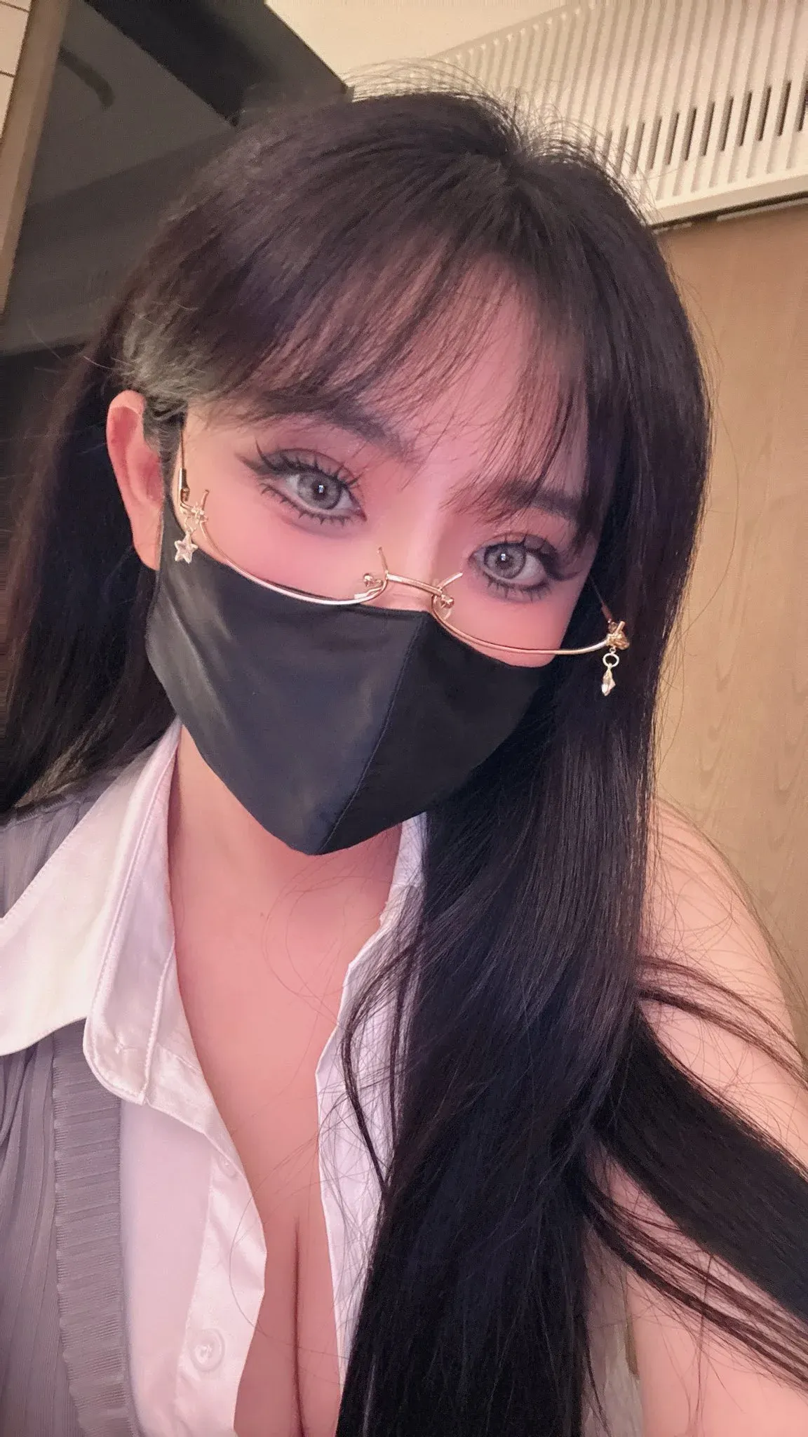 北野爱海外名称 北野爱公开照片中的黑色长发与简洁服装造型