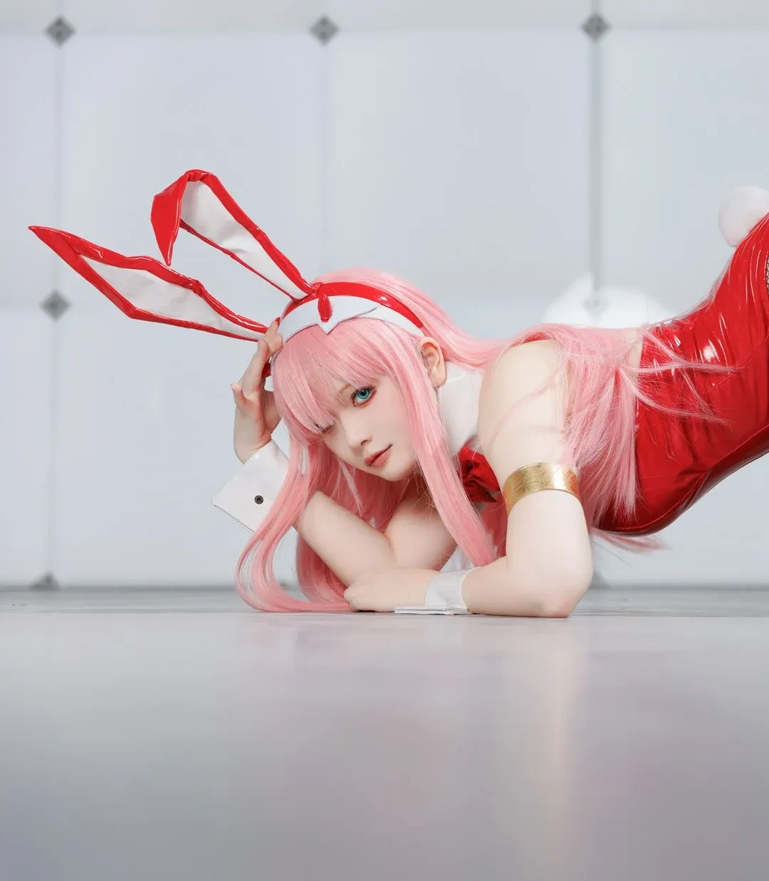不爱笑的赛琳 海外Coser 不爱笑的赛琳红色兔耳服装长发造型图片