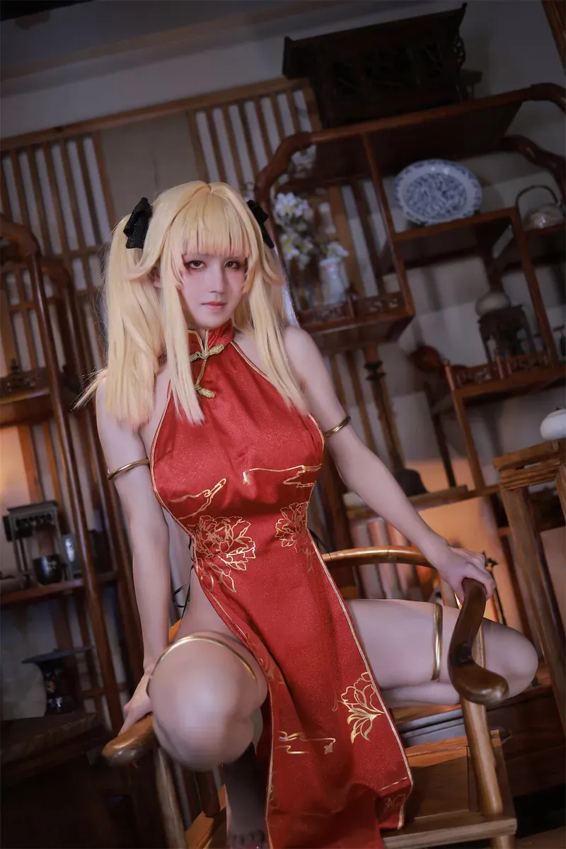不爱笑的赛琳 海外Coser 不爱笑的赛琳红色服装室内坐姿图片