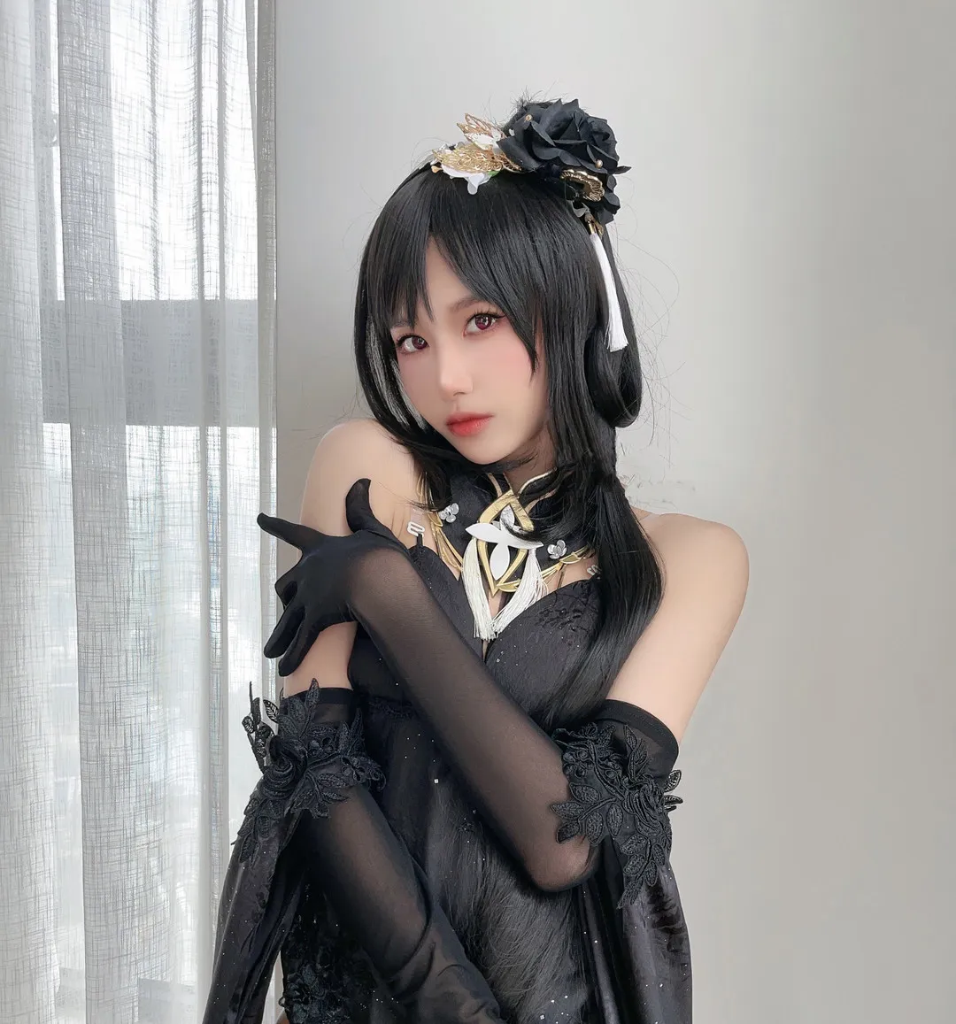 布丁大法 cosplay 海外名称与作品 布丁大法黑色服装造型照片,长发搭配花饰头部装饰