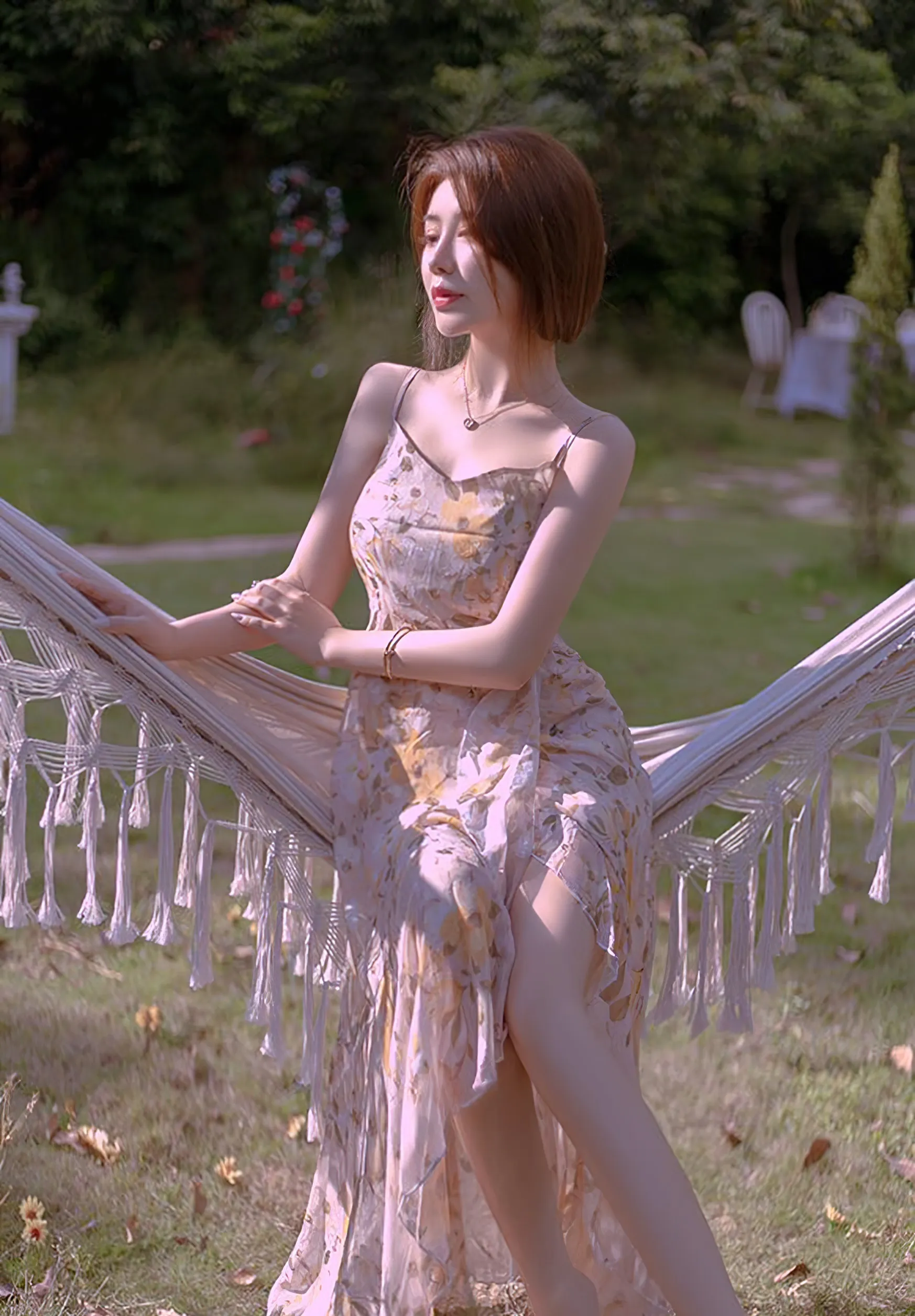 三青叶子 cosplay跨语言名称与写真 户外环境中的人物写真，穿着浅色花纹裙装并呈现侧身姿态