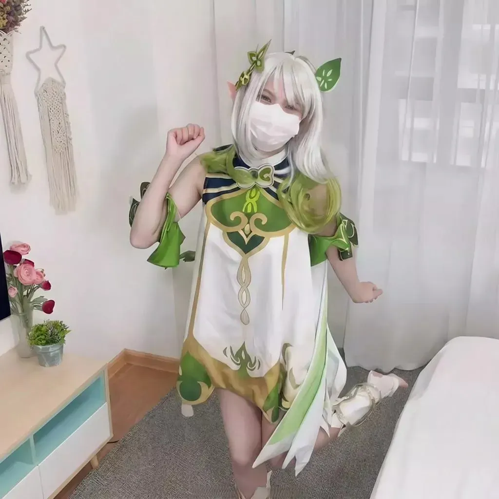 小熊奈奈海外名称与cosplay作品整理 小熊奈奈绿色系角色造型照片,白色假发与绿色服装元素