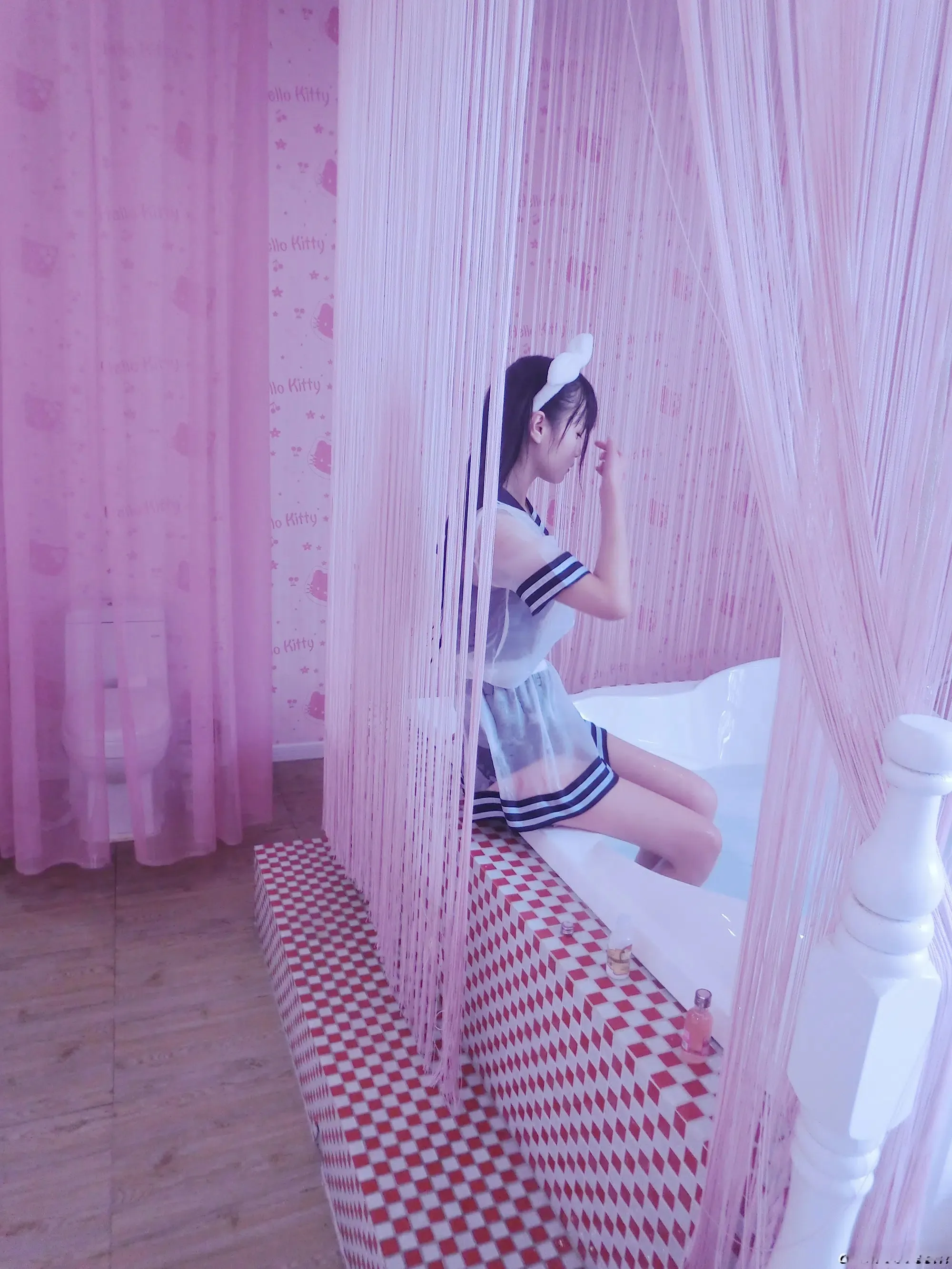 双马尾少女赛高酱海外名称与cosplay 双马尾少女赛高酱水手服风格室内照片
