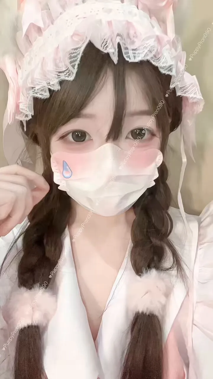 nide_xiaogou海外Coser nide_xiaogou白色装扮和面部近景视觉