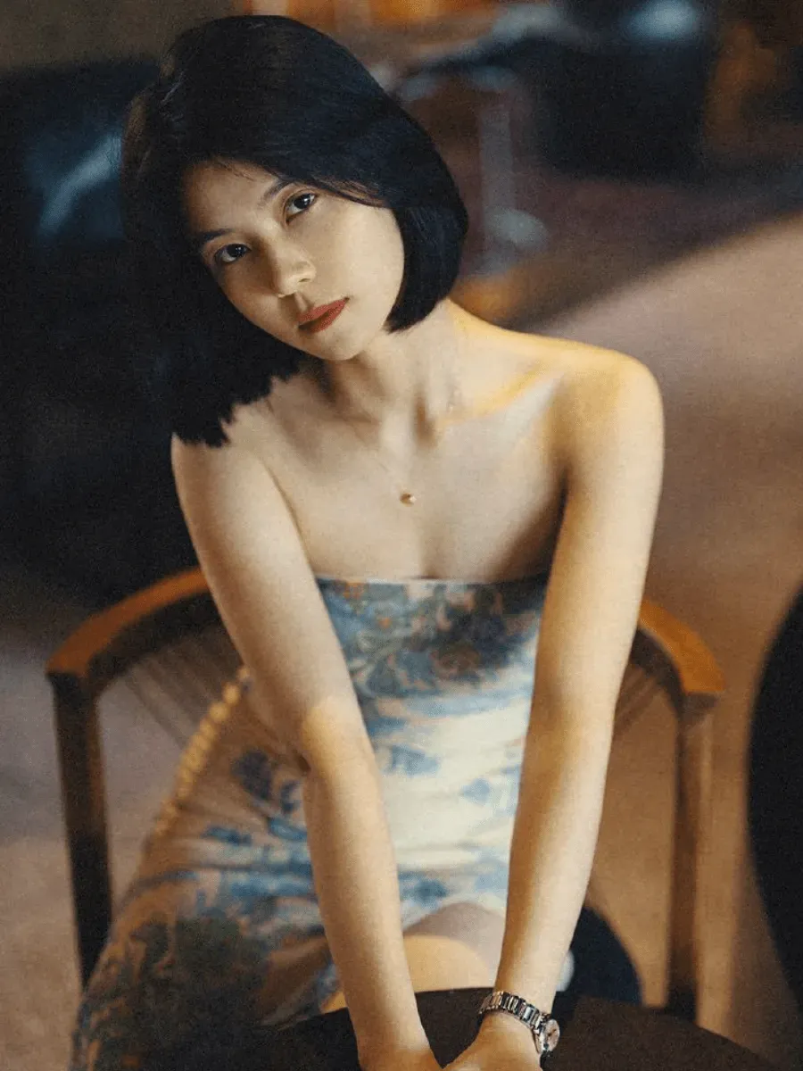 孬子妹写真与海外名称 孬子妹短发造型室内照片，短发发型与浅色服装呈现近距离人像效果