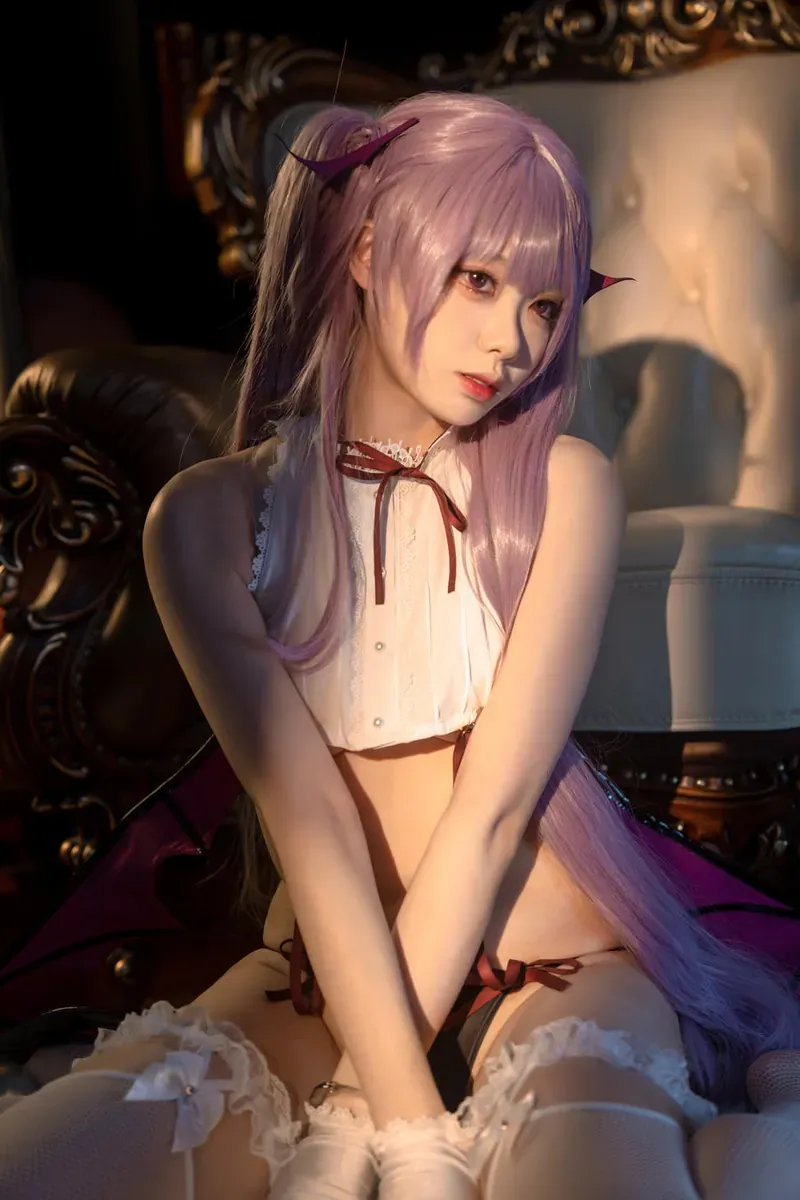 安食Ajiki海外Coser 安食Ajiki紫色系角色造型,暗色背景与光影效果