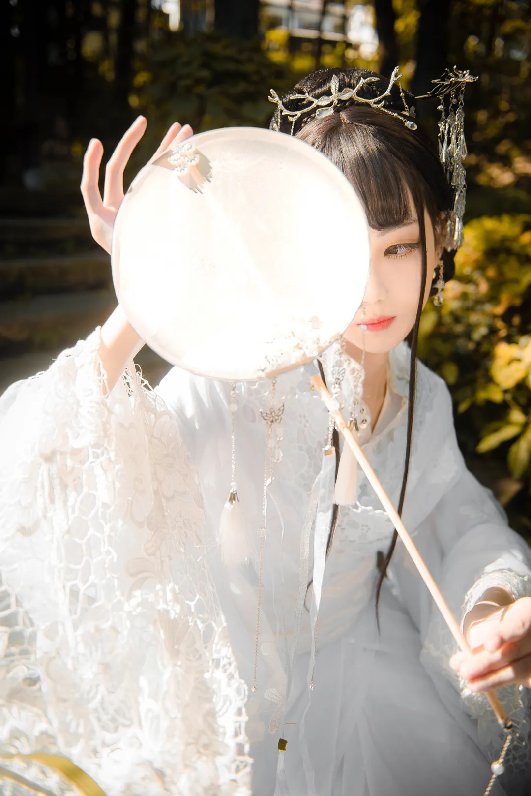 你的负卿海外Coser 你的负卿白色古风服饰扇面造型图片