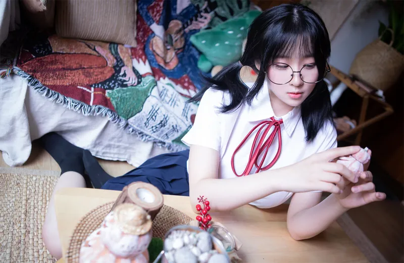 丝月神海外名称 白色服装造型与室内背景照片