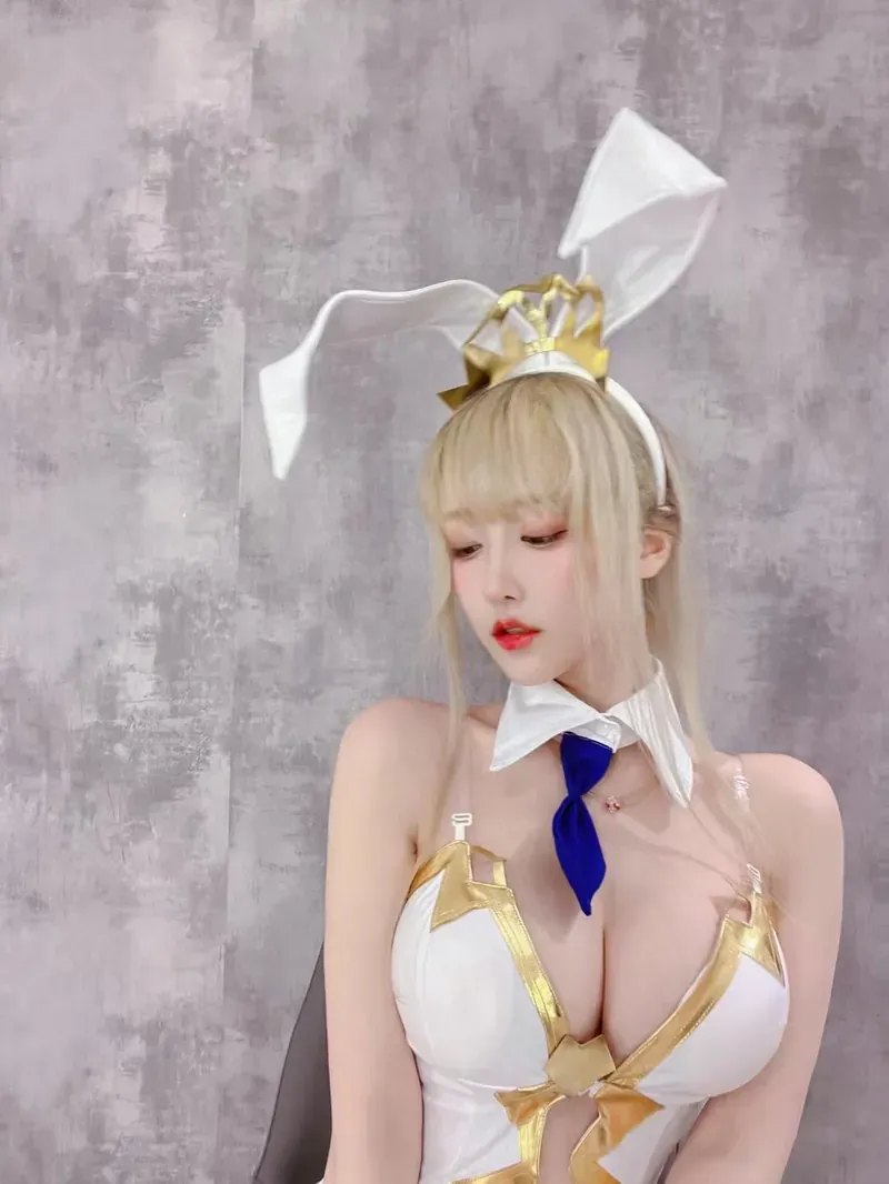 啾小妍cosplay视觉导读与海外名称 啾小妍幻想风Cosplay照片，展示白色服装、蓝色配饰和整体视觉风格