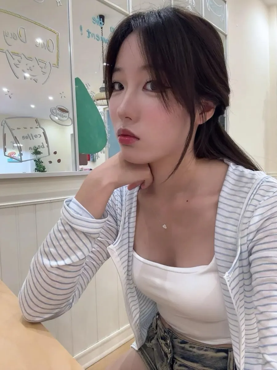 凯蒂可可海外名称 凯蒂可可近距离出镜照片,白色上衣和室内背景下的侧脸镜头