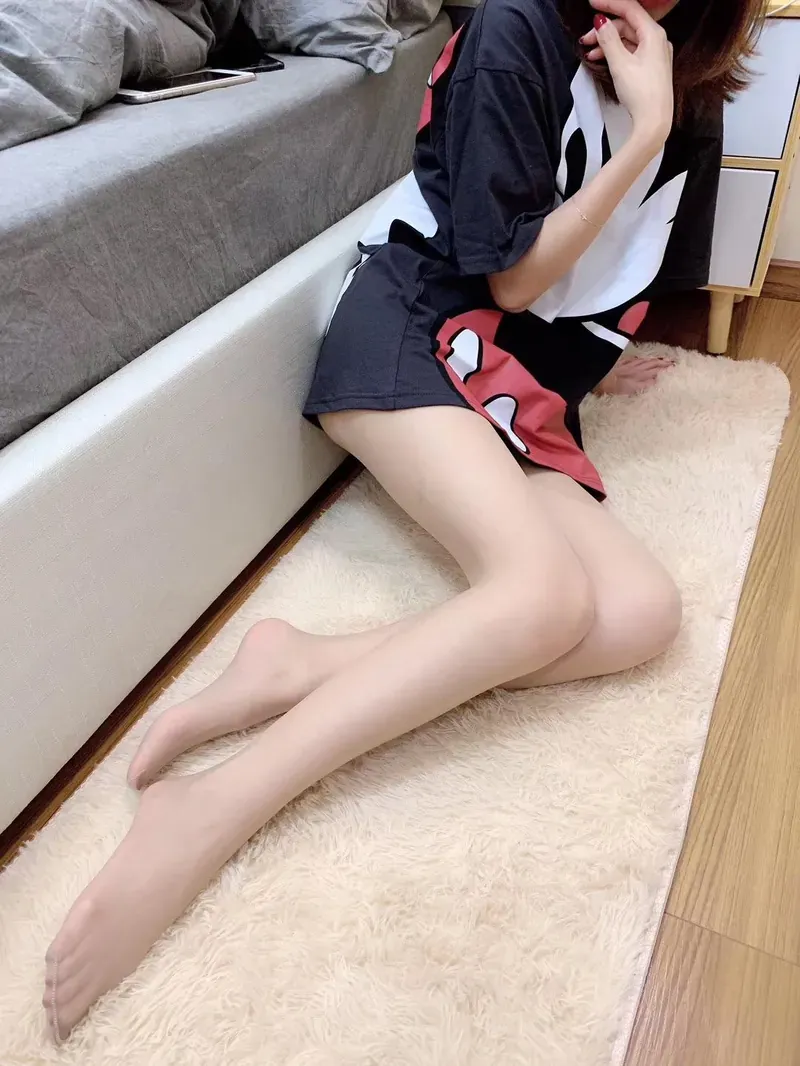 叉子宝宝海外名称 叉子宝宝黑色服装室内坐姿照片