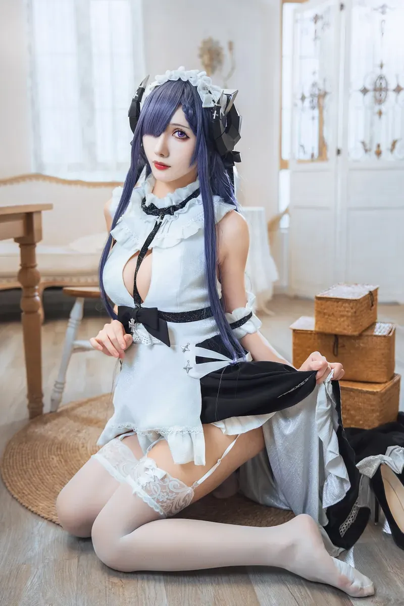 慕慕Momo cosplay与海外名称 黑白配色幻想角色服装造型，室内环境写真