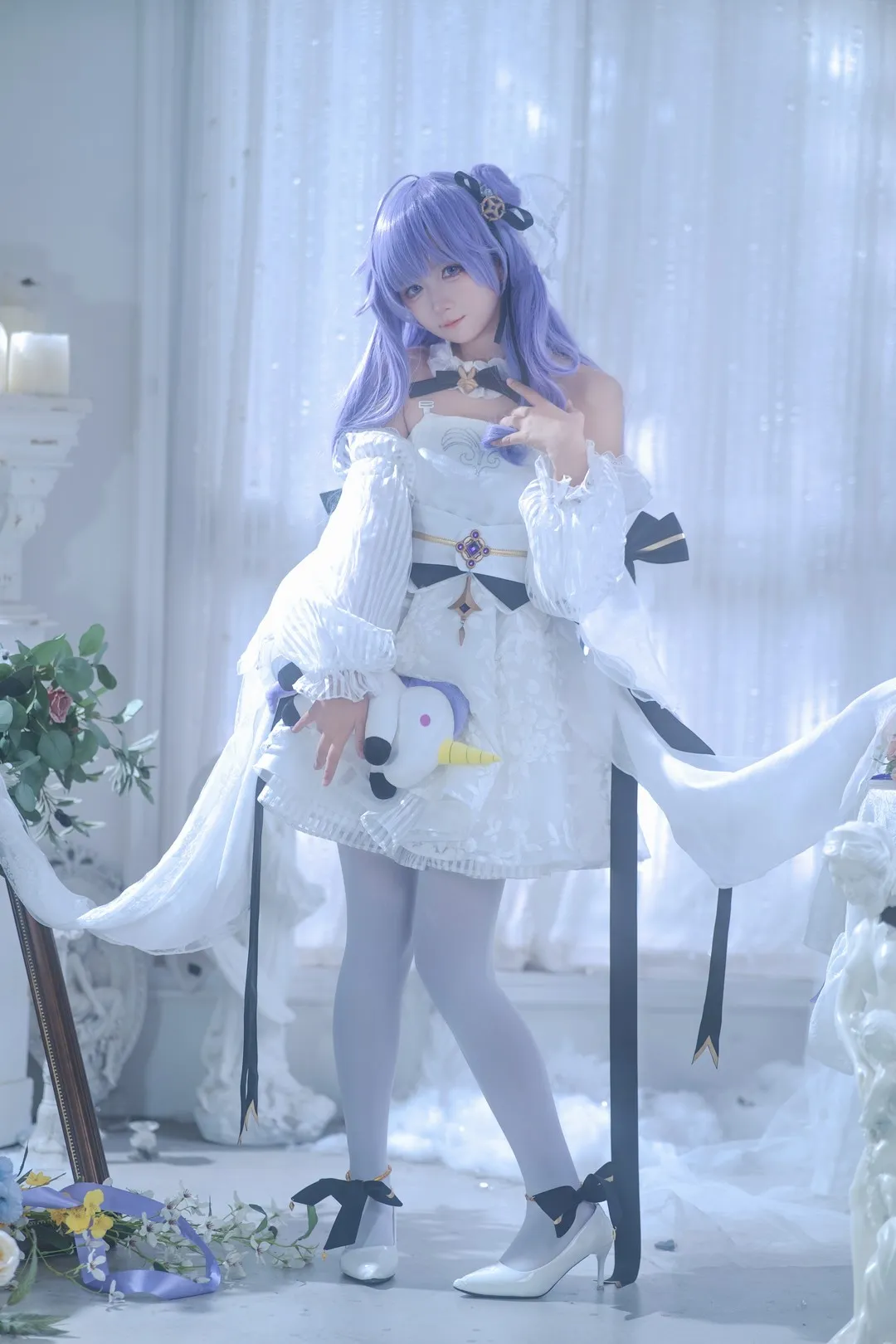 喜欢爱理吗Cosplay作品与海外名称 喜欢爱理吗角色Cosplay照片，展示浅色假发、白色服装和室内场景