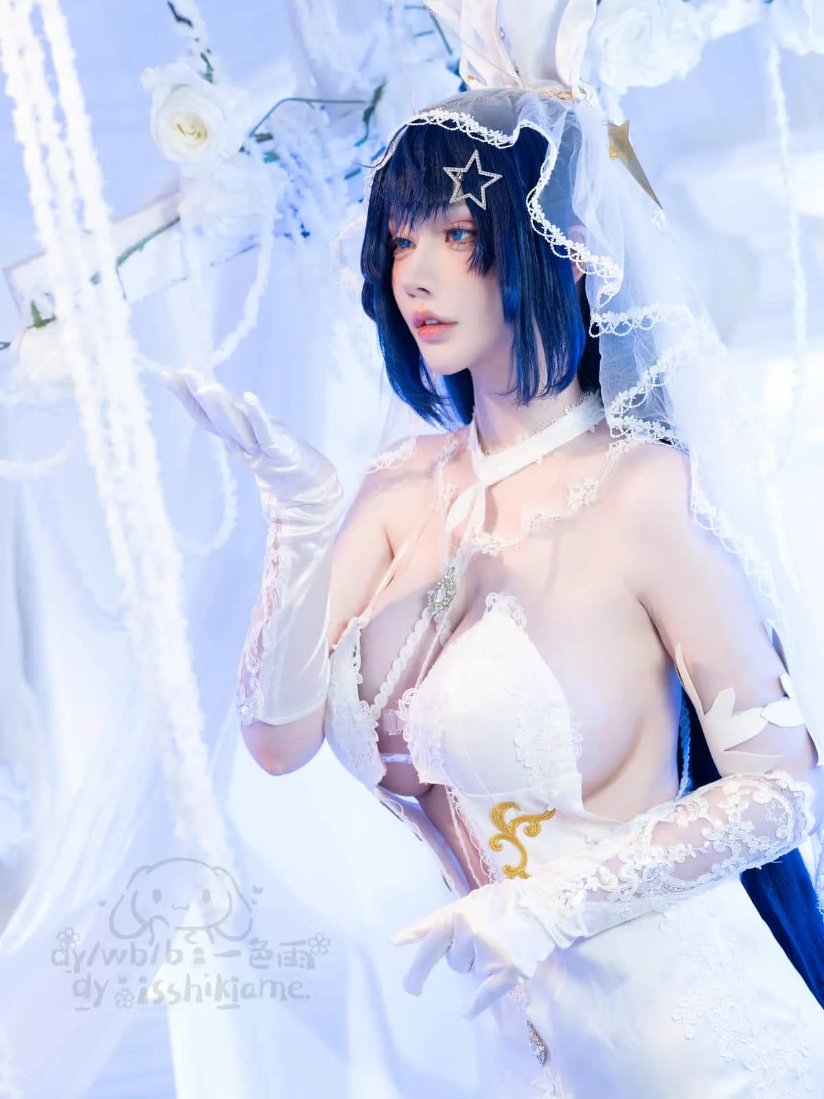 一色雨 cosplay海外名称与写真 一色雨白色服装与短发造型的角色写真画面