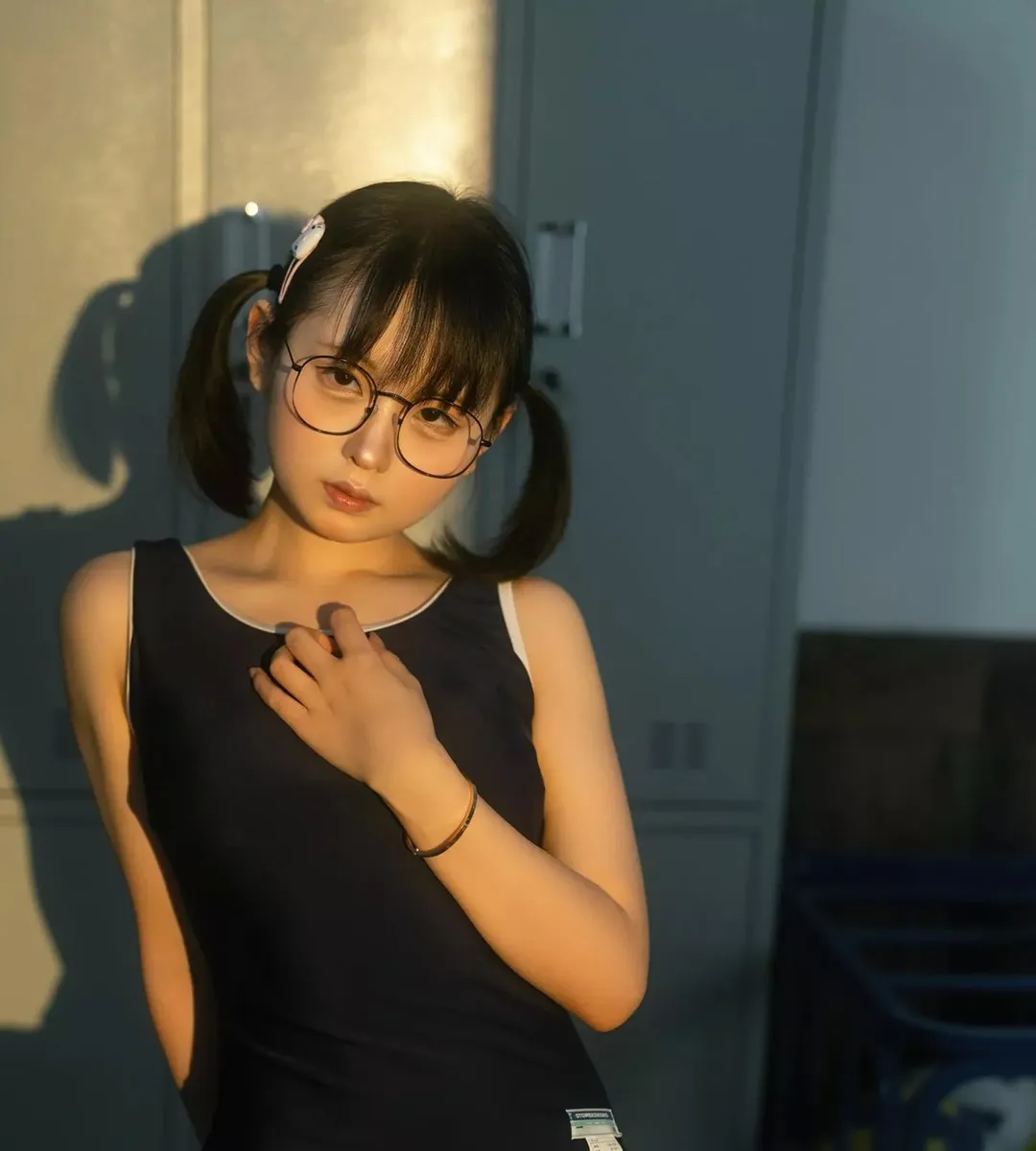 幼水铃衣 Cosplay角色作品与海外名称 幼水铃衣室内黑色服装摄影照片