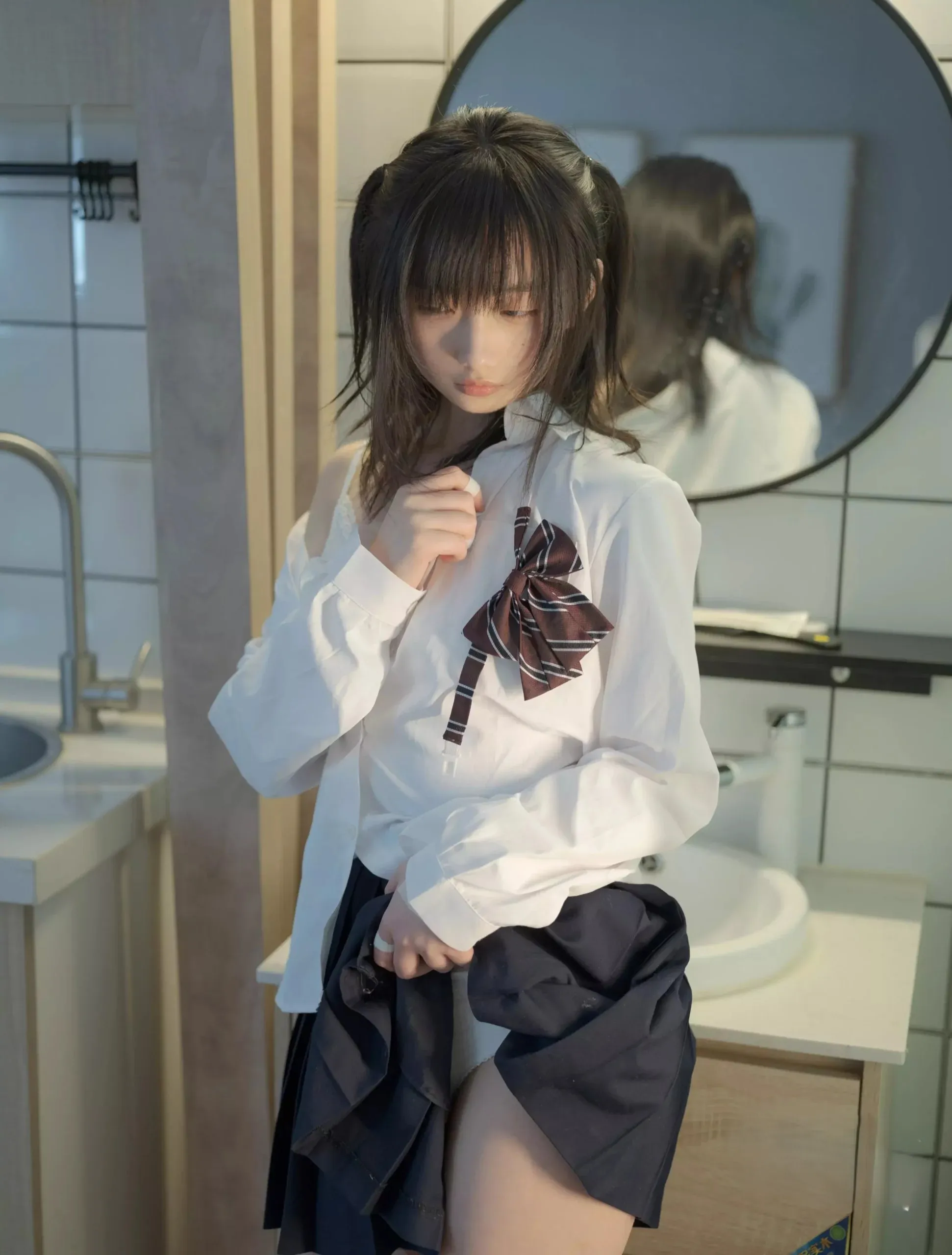 千澄 cosplay海外名称与作品整理 千澄校园风服装照片，展示白色上衣和深色裙装造型