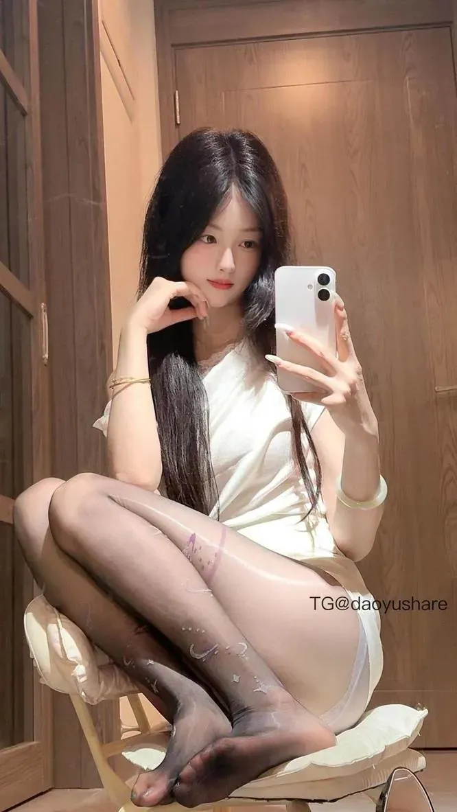 小甜酒子海外名称 小甜酒子长发造型与白色服装自拍照片