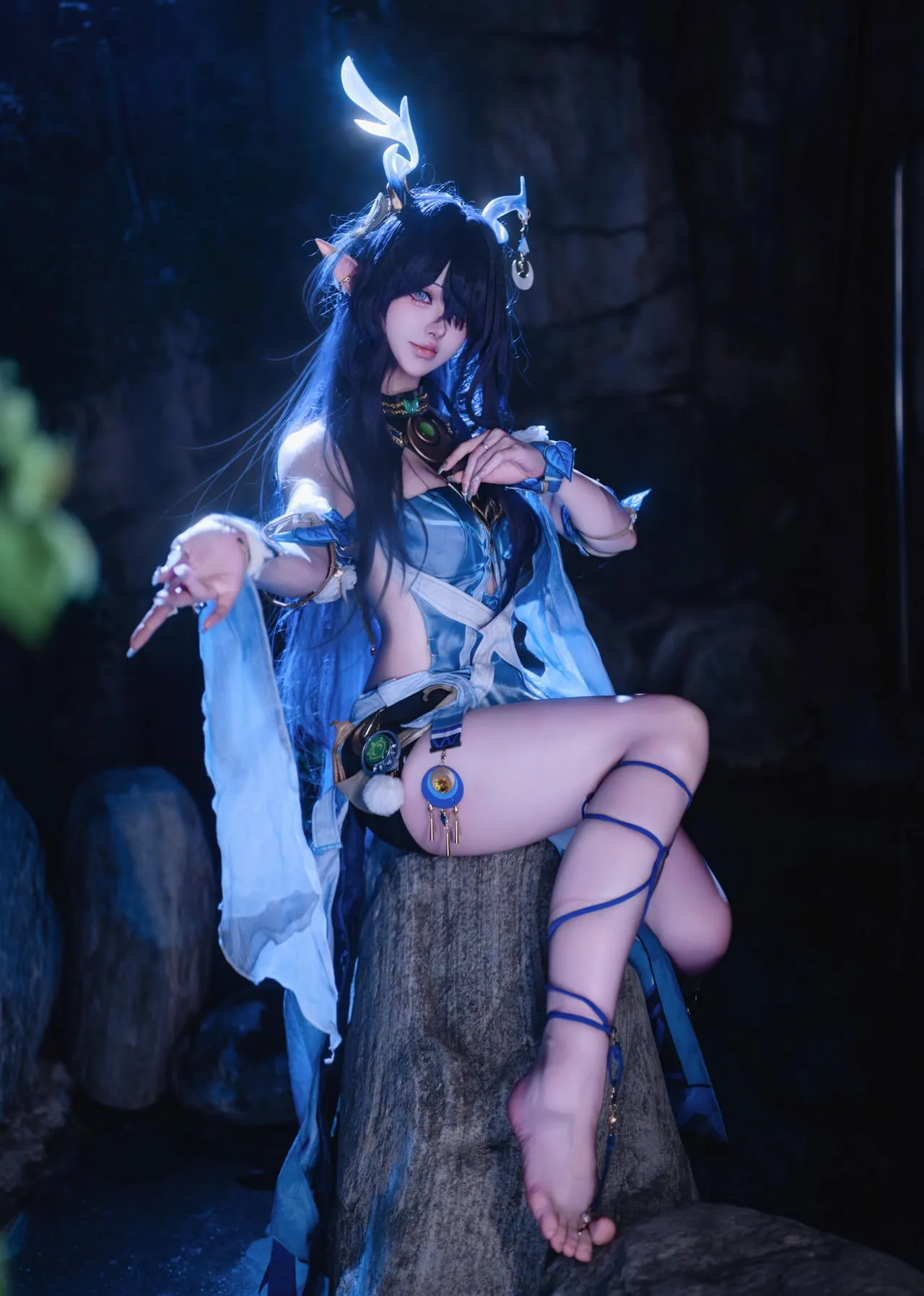 前野太太 cosplay 海外名称与作品 前野太太蓝黑色幻想角色场景图