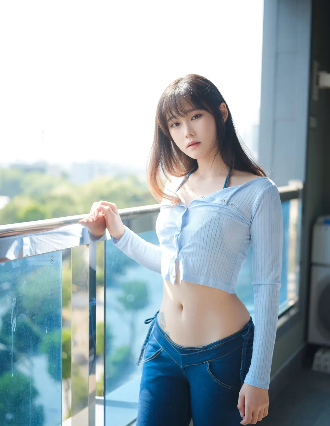 Sira(시라)海外名称与作品 Sira(시라) Coser Sira(시라)穿着浅色服装站在阳台区域的人像照片