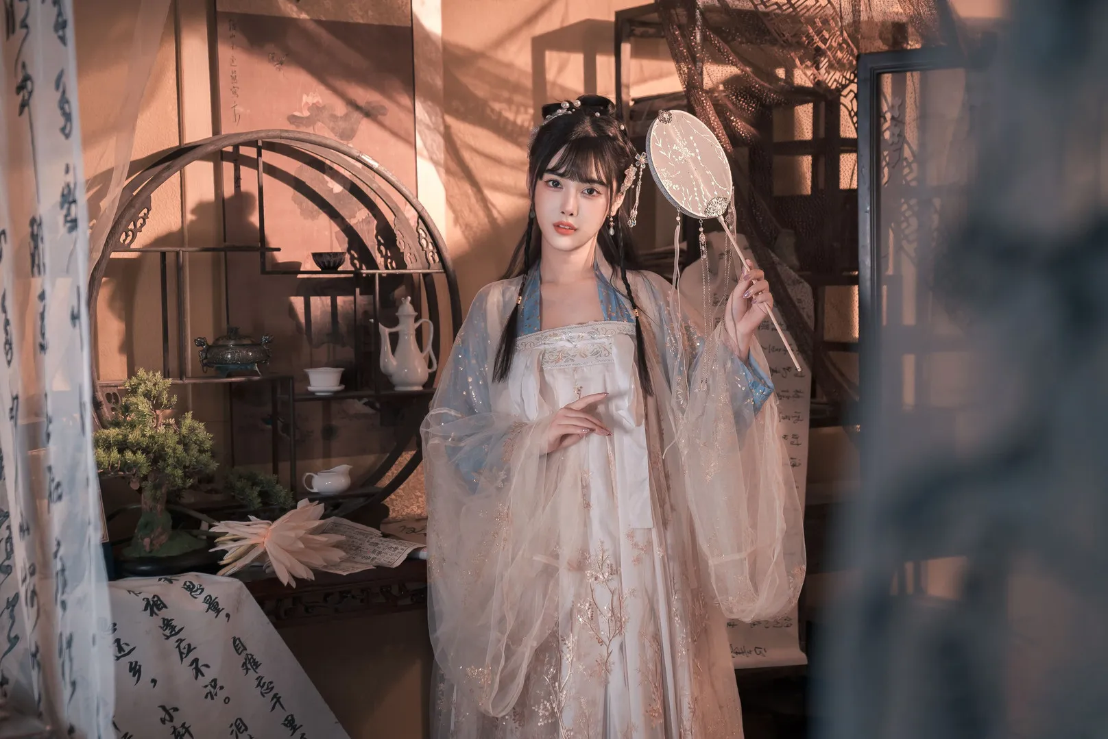 恋恋艾妮海外名称识别与汉服Cosplay作品整理 恋恋艾妮古风服装站姿照片,人物位于室内空间中央并手持团扇