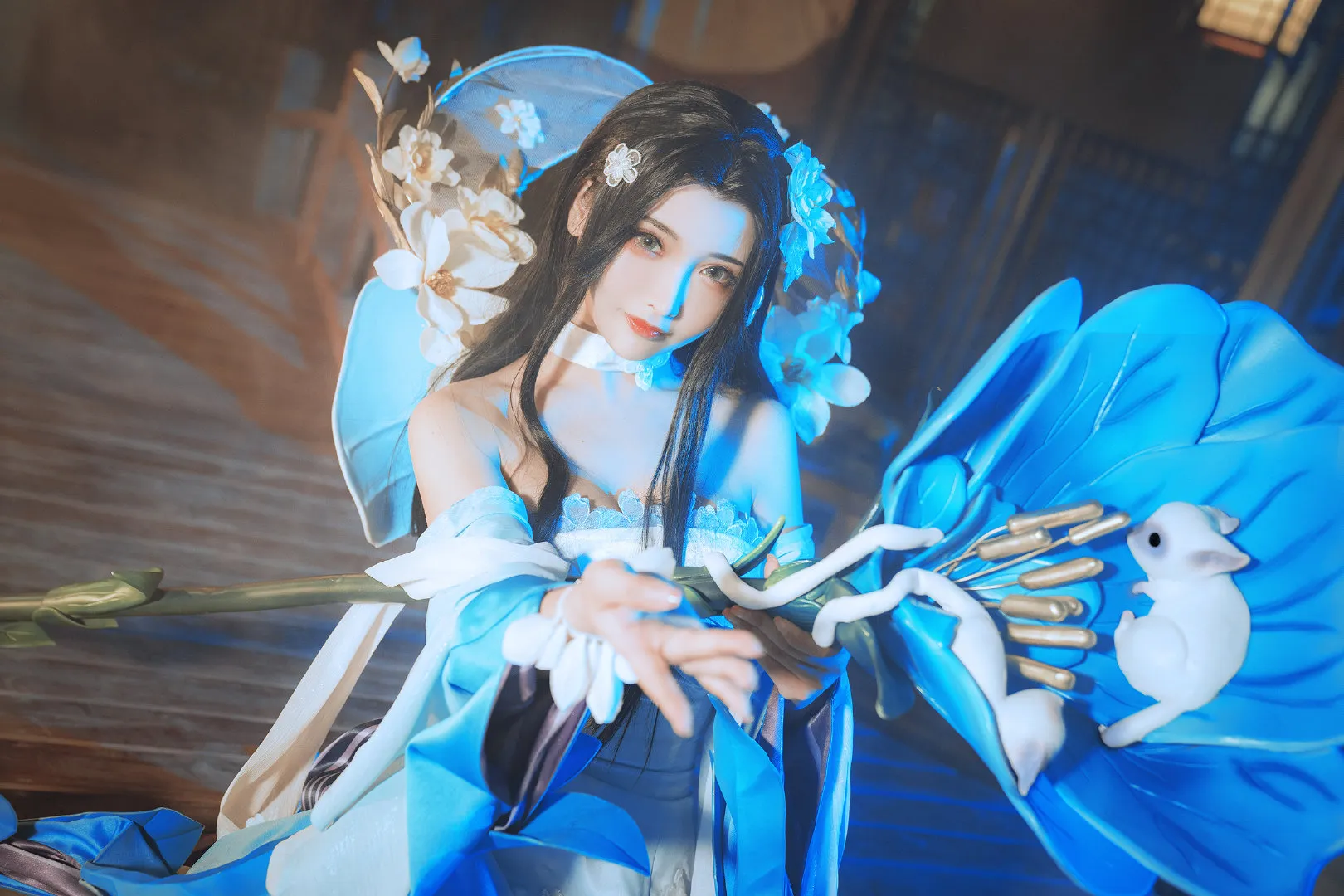 只是简言 cosplay 跨语言名称与作品 只是简言蓝色灯光下的花饰服装角色造型