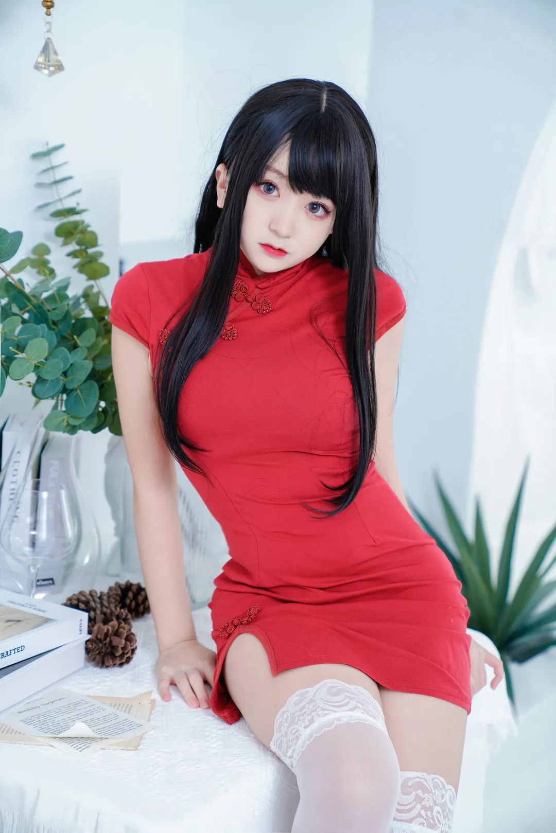恩田直幸海外Coser名称识别与COS作品整理 恩田直幸红色服装近景Cosplay照片,黑色长发与红色衣装形成对比