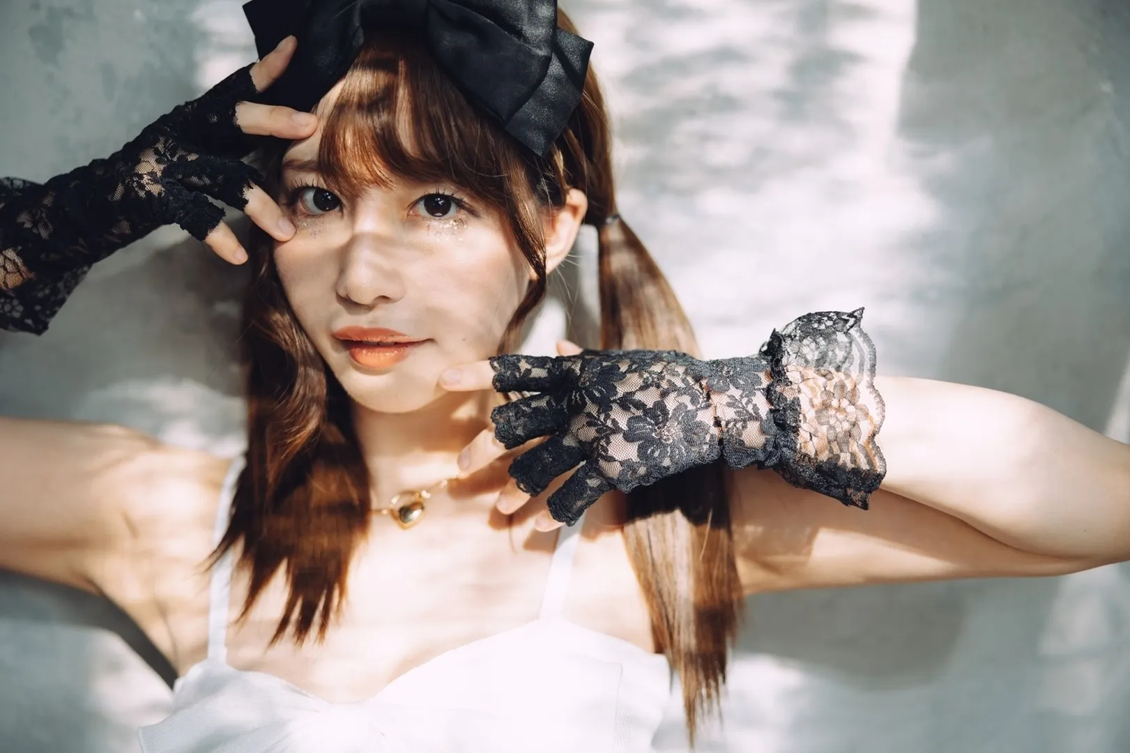 彩美旬果 Ayami Shunka 海外名称与作品 彩美旬果浅色服装造型照片,人物佩戴黑色蕾丝手套和头饰,近距离镜头展示面部与手部姿态