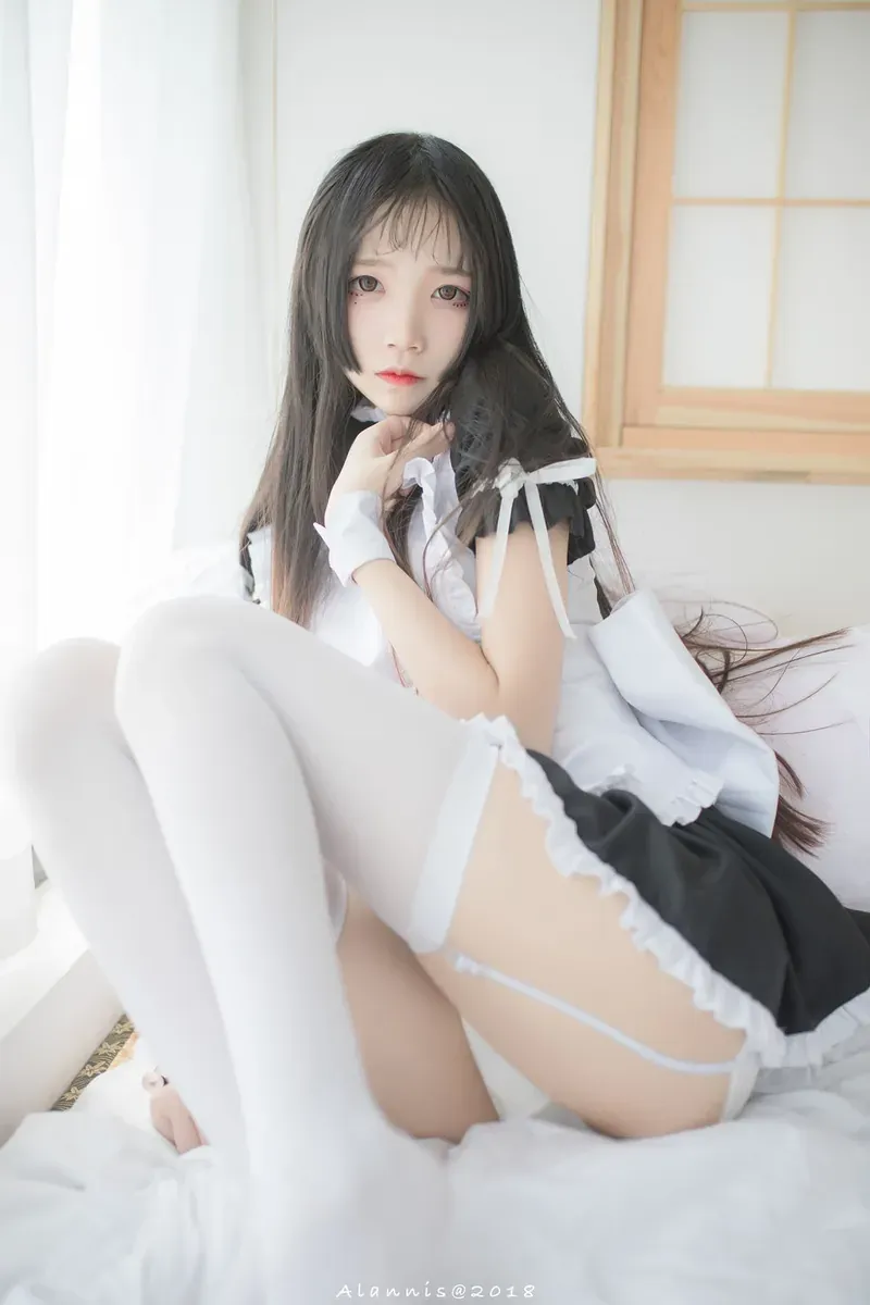一米八的大梨子 cosplay 海外名称与作品 一米八的大梨子黑白角色服装照片，展示长发、白色服饰和明亮室内背景