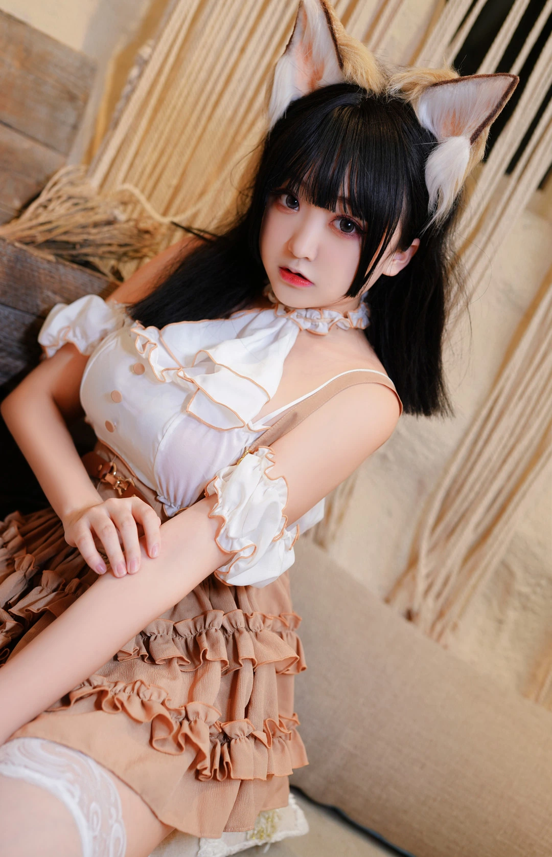 恩田直幸海外Coser名称识别与COS作品整理 恩田直幸猫耳角色Cosplay照片,黑色长发搭配白色服装和暖色场景