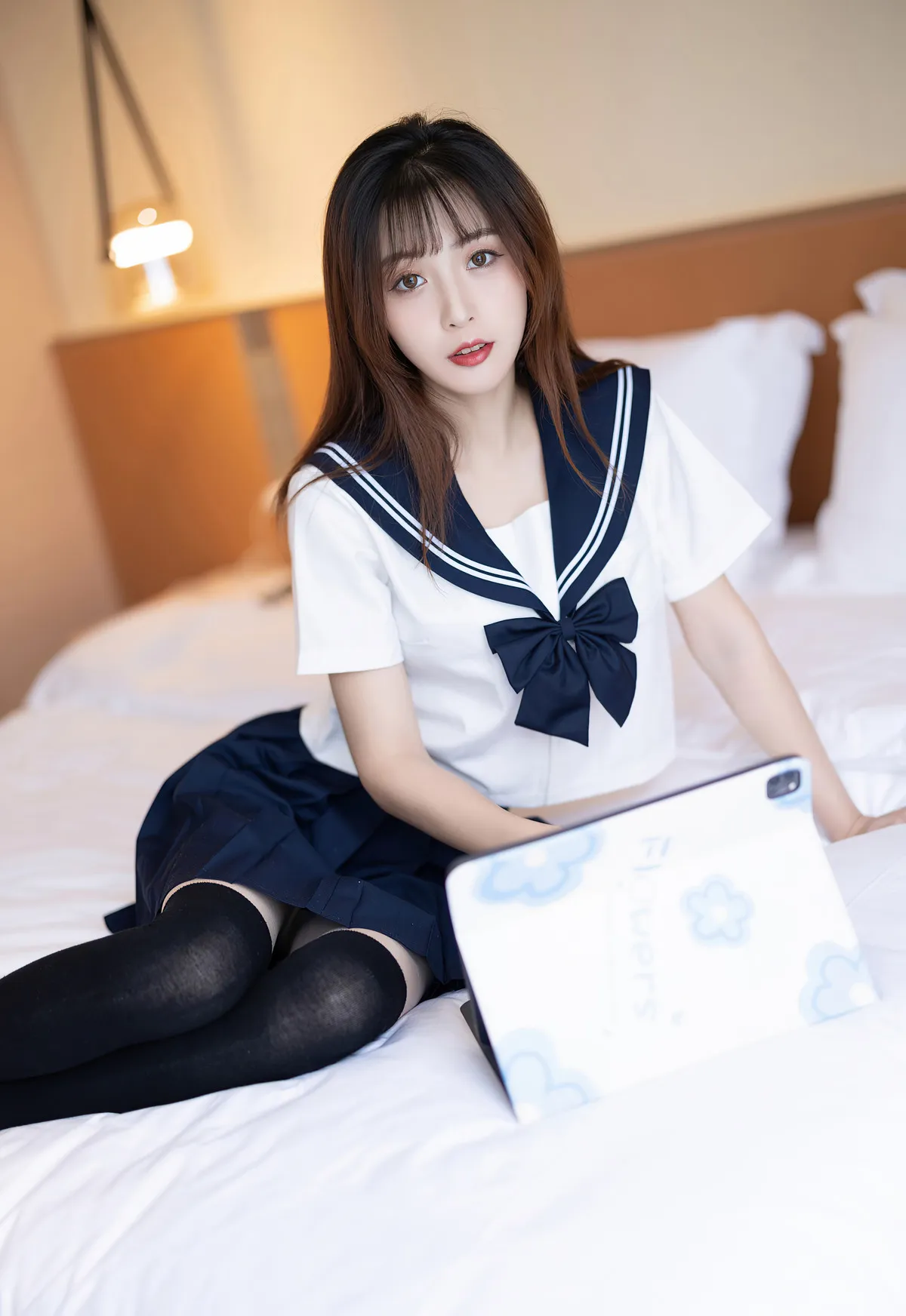 xiaoyu语画界海外名称识别与写真作品整理 xiaoyu语画界公开造型照片，水手风服饰与室内光线环境
