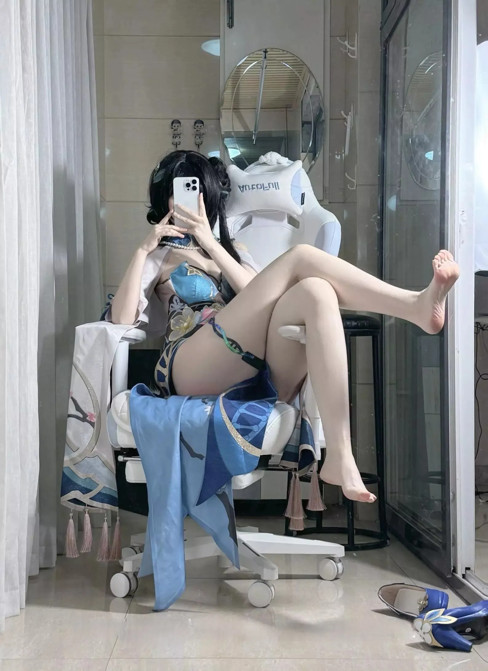 不可爱羚海外名称 不可爱羚公开角色造型照片，蓝色服饰搭配室内场景