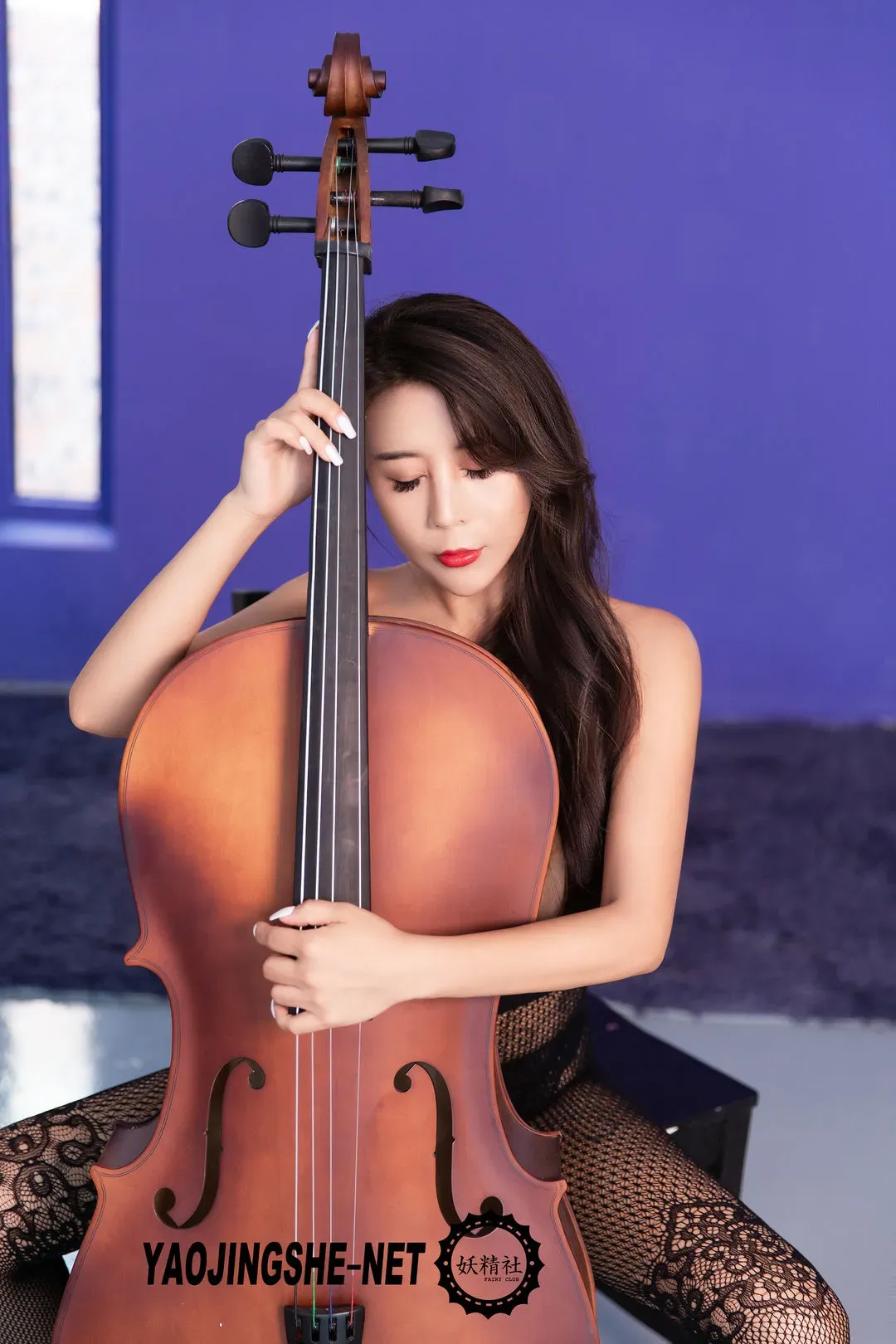 妖精社 Fairy Club 海外名称与作品方向 妖精社大提琴主题人像图片,人物与棕色乐器位于紫色背景前