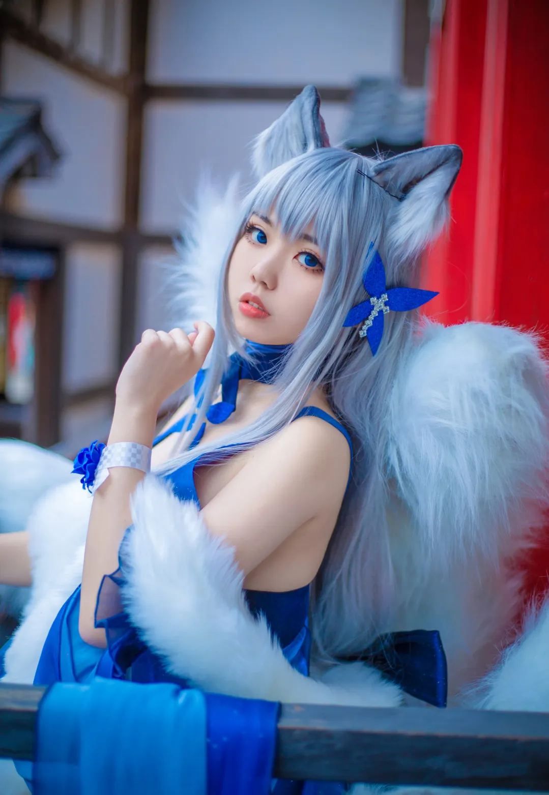 啊日日_Ganlory海外名称识别与Cosplay作品整理 啊日日_Ganlory幻想风Cosplay造型照片，展示蓝白配色、假发和空间背景