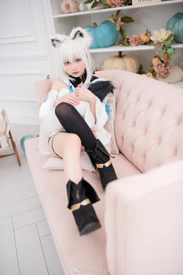 小木曾AYA cosplay与海外名称 小木曾AYA白色动物元素造型照片,室内背景和服装细节可见