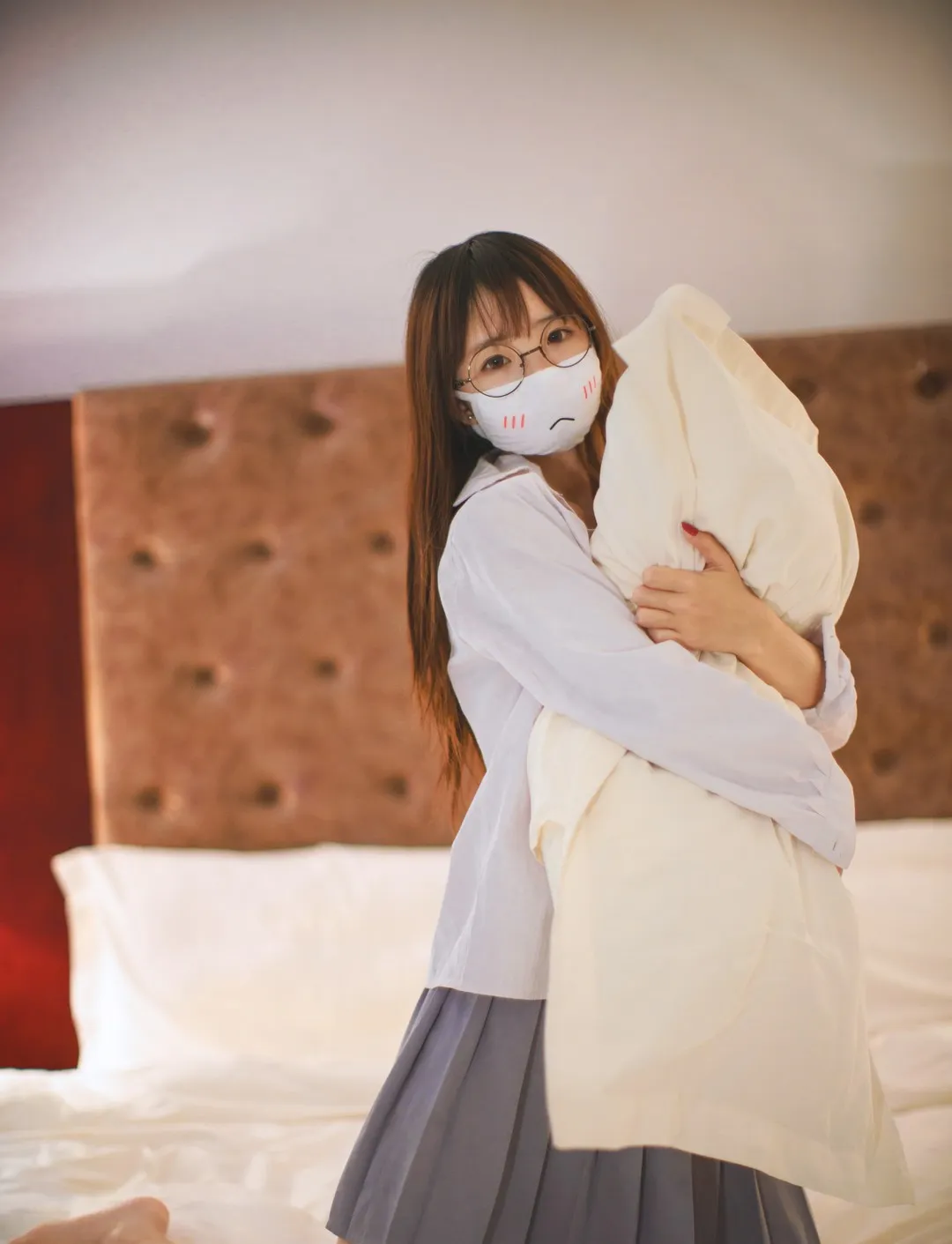 御子Yumiko海外Coser名称识别与COS作品整理 御子Yumiko白色服饰室内场景照片