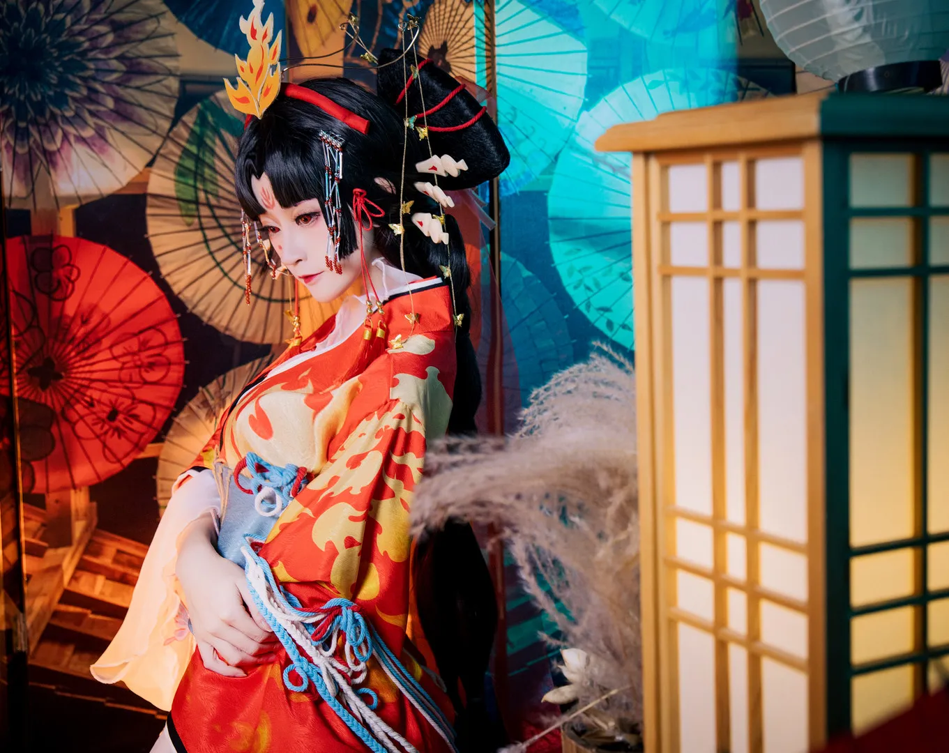 yui金鱼与yui_jinyu名称识别及Coser作品方向 黑色盘发配红金服饰的和风造型,背景布置多把彩色纸伞与木格灯具