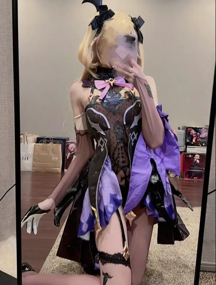 小熊奈奈海外名称与cosplay作品整理 小熊奈奈紫黑色角色服装照片，金色假发与装饰元素形成对比