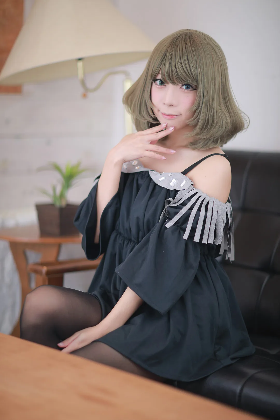 宫本彩希海外名称与作品 宫本彩希cosplay与写真视觉 宫本彩希室内深色服装Cosplay造型