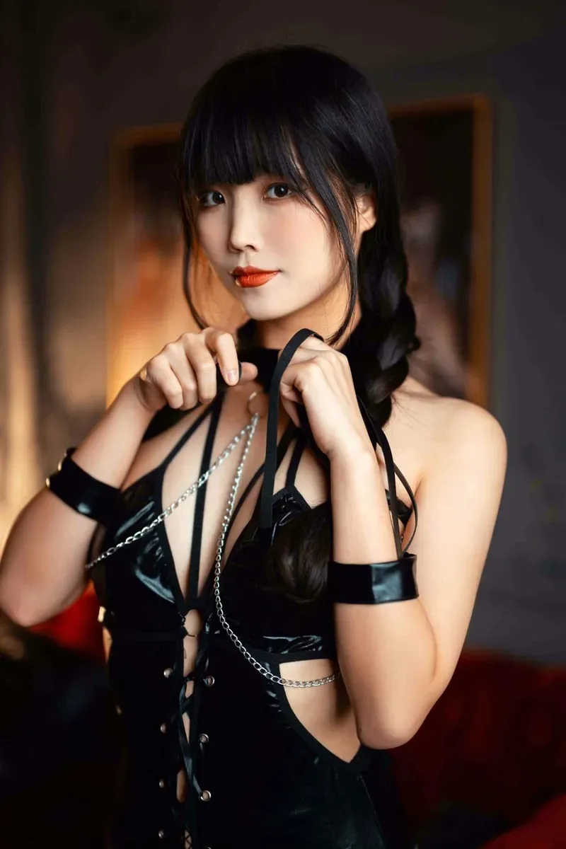 卡通百科老王海外名称 黑色服装造型图片,室内光线下的人物视觉风格