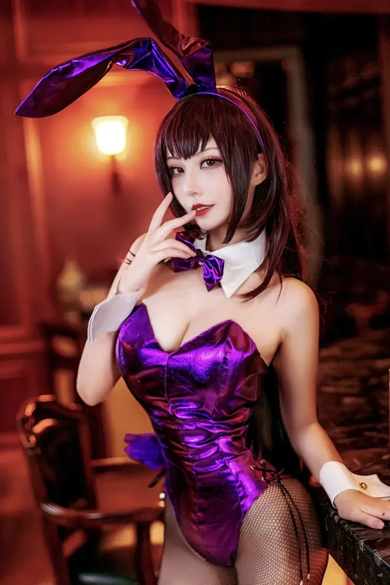 可可老师海外名称 可可老师公开作品中的紫色主题Cosplay造型,短发发型搭配兔耳装饰与紫色服饰。