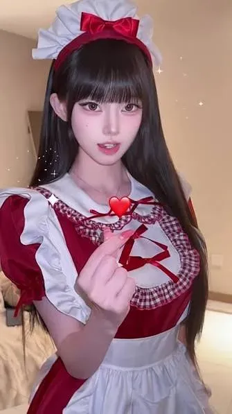 keykeykiyomi海外Coser keykeykiyomi红白女仆风Cosplay照片