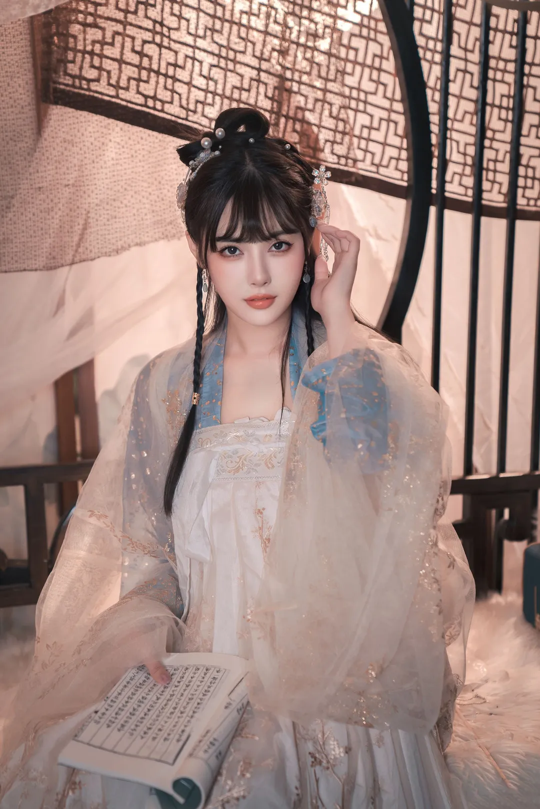 恋恋艾妮海外名称识别与汉服Cosplay作品整理 恋恋艾妮古风写真场景照片,室内背景搭配暖色光线和传统装饰