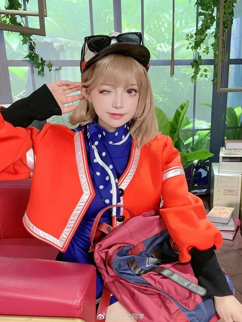 六二二同学海外Coser 六二二同学红色服装造型,佩戴帽子并在室内环境中摆出角色姿态