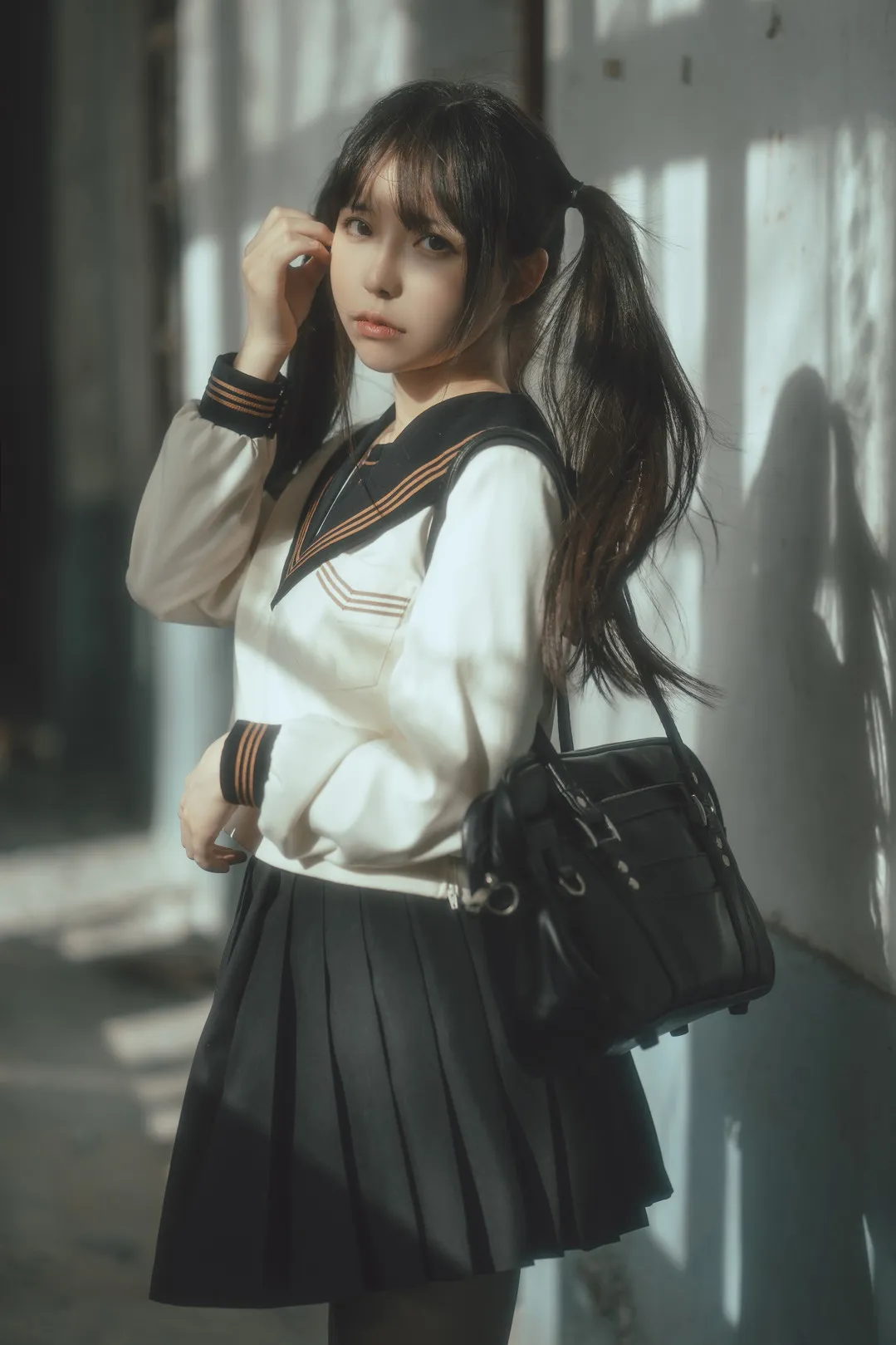 六味帝皇酱 cosplay 海外名称与作品 六味帝皇酱公开造型图片,白色水手风服装与深色裙装的室内外镜头