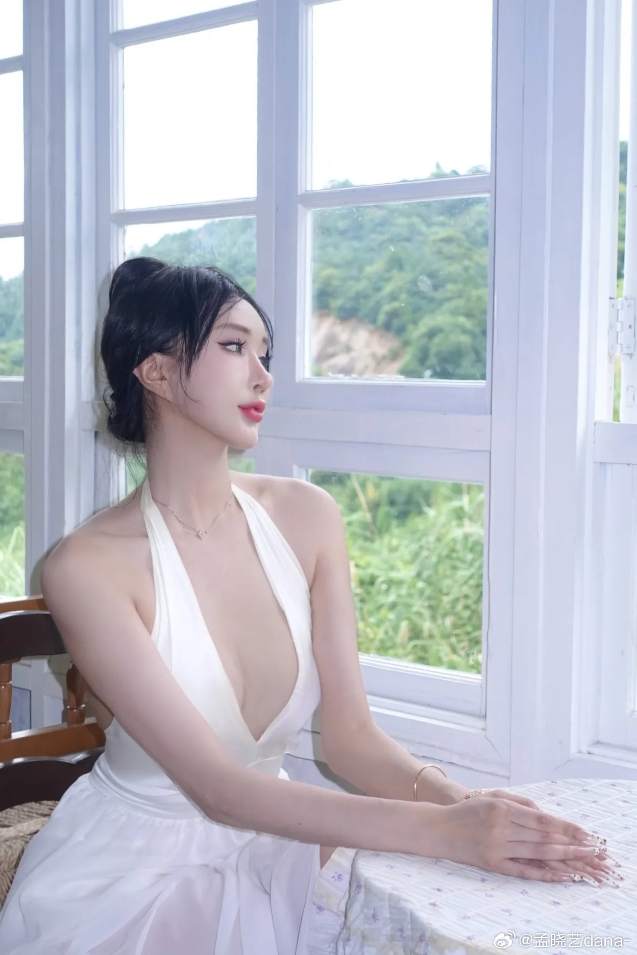 孟晓艺dana cosplay海外名称与作品 孟晓艺dana白色服装室内照片,窗边坐姿和侧面镜头角度