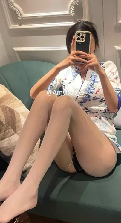 喵小猫吃柠檬 海外名称与写真作品 喵小猫吃柠檬相关图片中可见坐姿、手机遮挡面部和室内空间构图