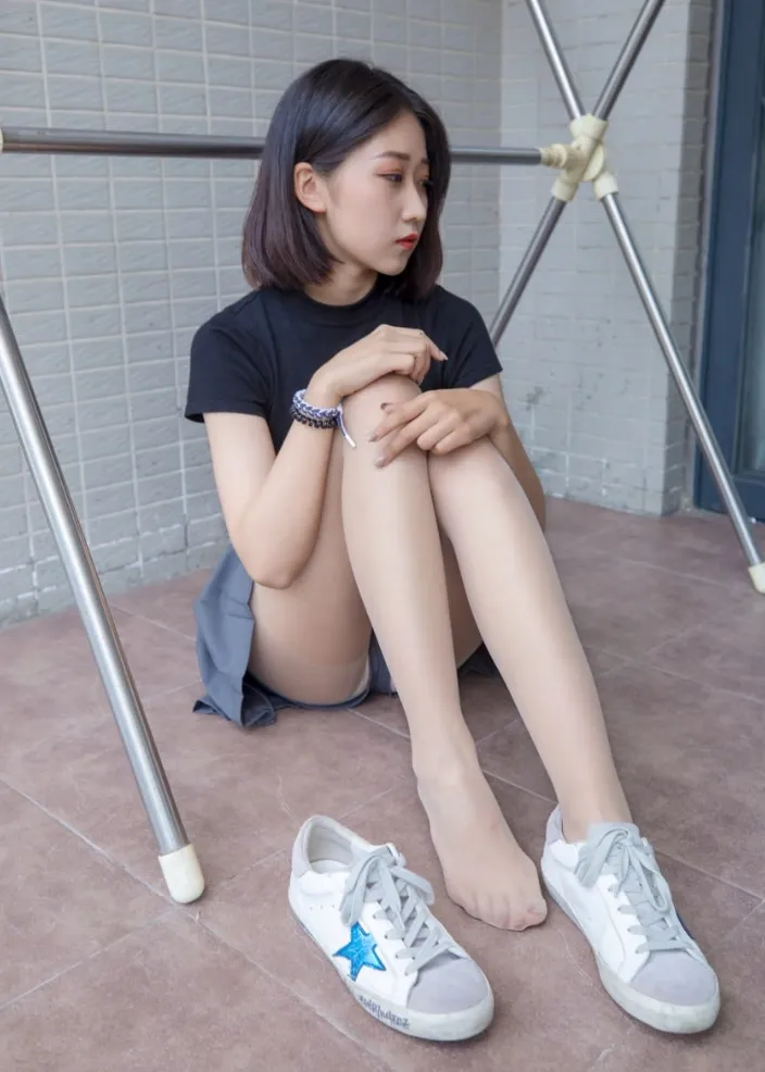 mslass梦丝女神海外 mslass梦丝女神公开造型图片，黑色短发搭配深色上衣与休闲鞋的日常风格画面