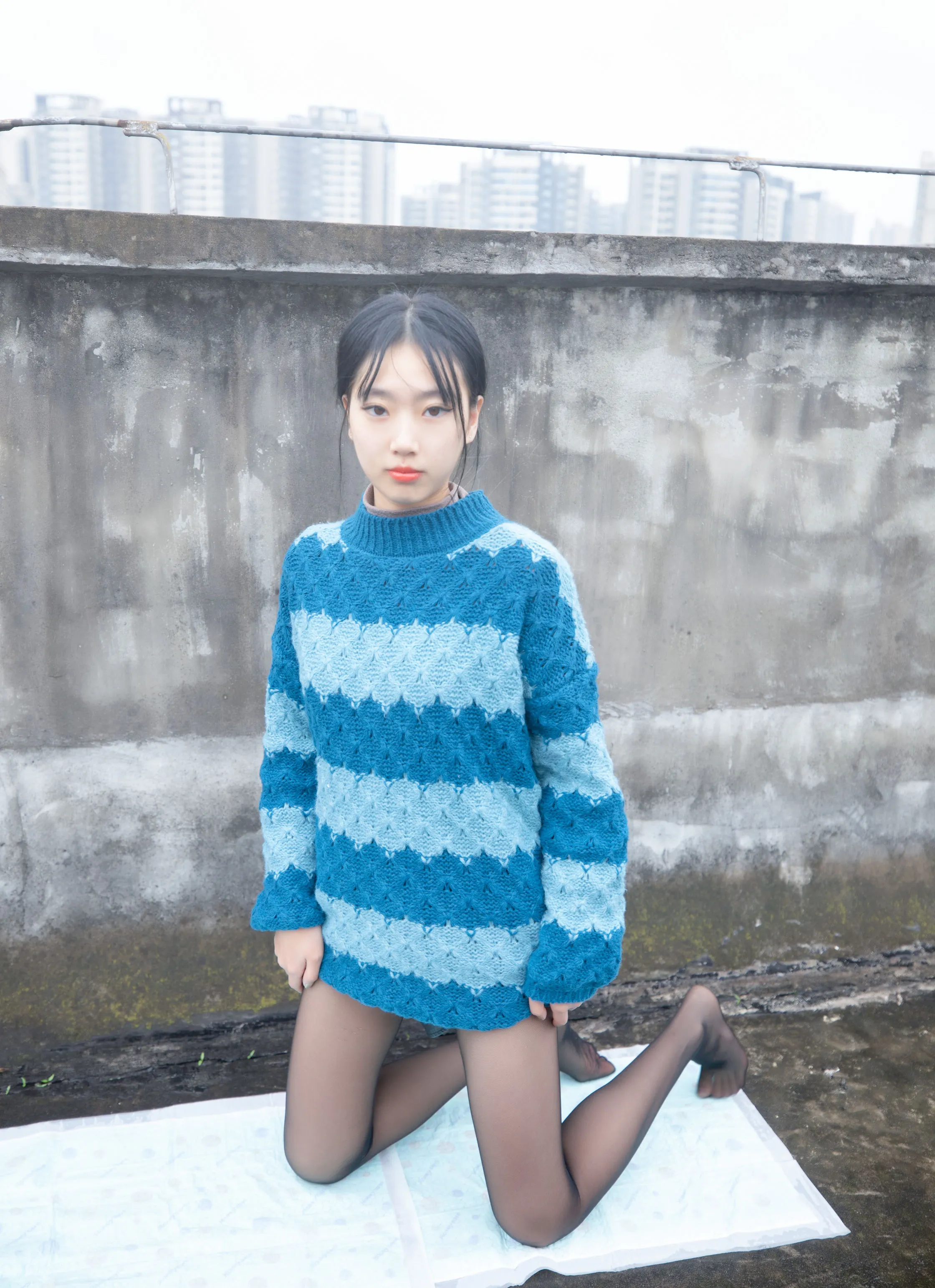 mslass梦丝女神海外 mslass梦丝女神公开作品图片,蓝色针织服装与户外环境中的人物正面构图