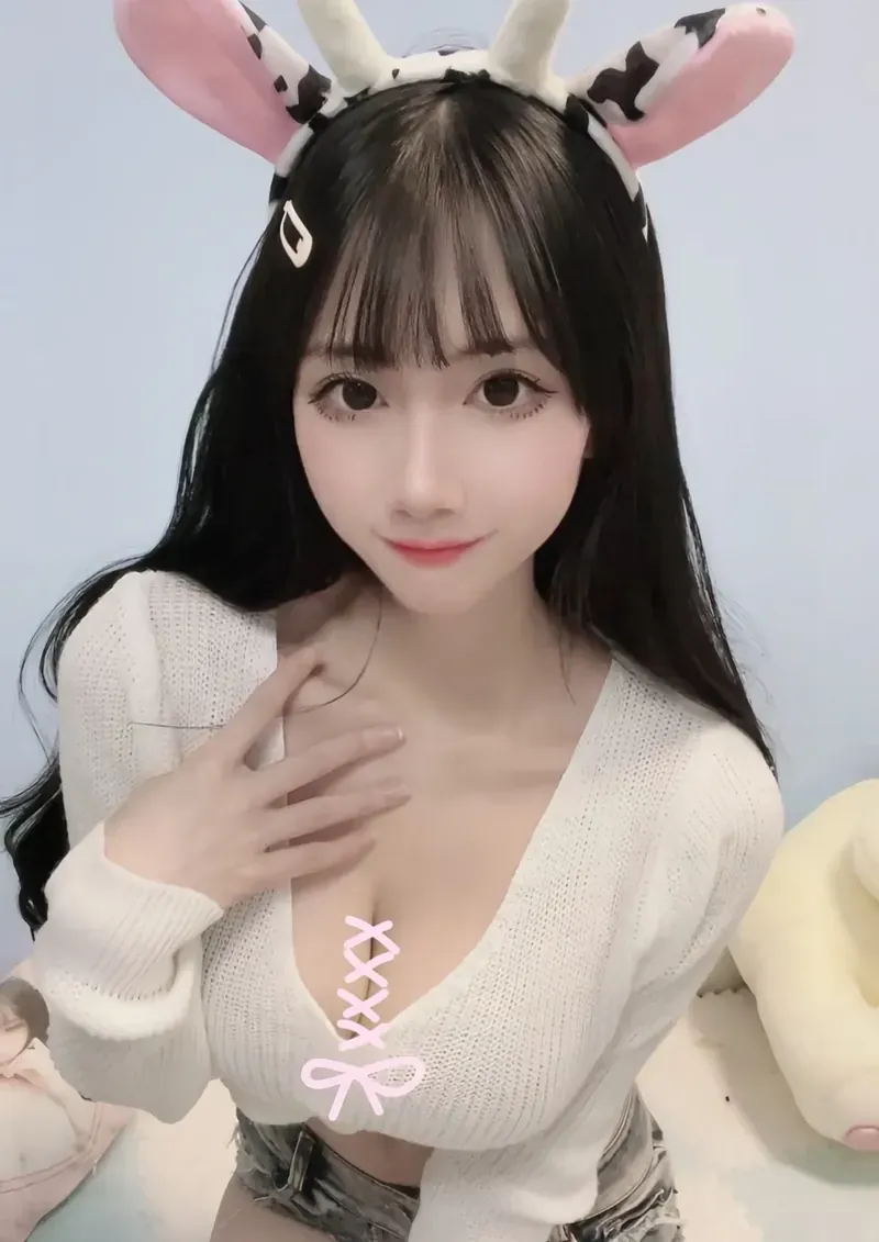 奶瑶妹妹海外名称识别与作品方向整理 奶瑶妹妹浅色服装自拍图片