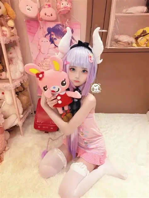 neko酱 cosplay 海外Coser neko酱浅色角色造型照片,粉色背景与玩偶元素